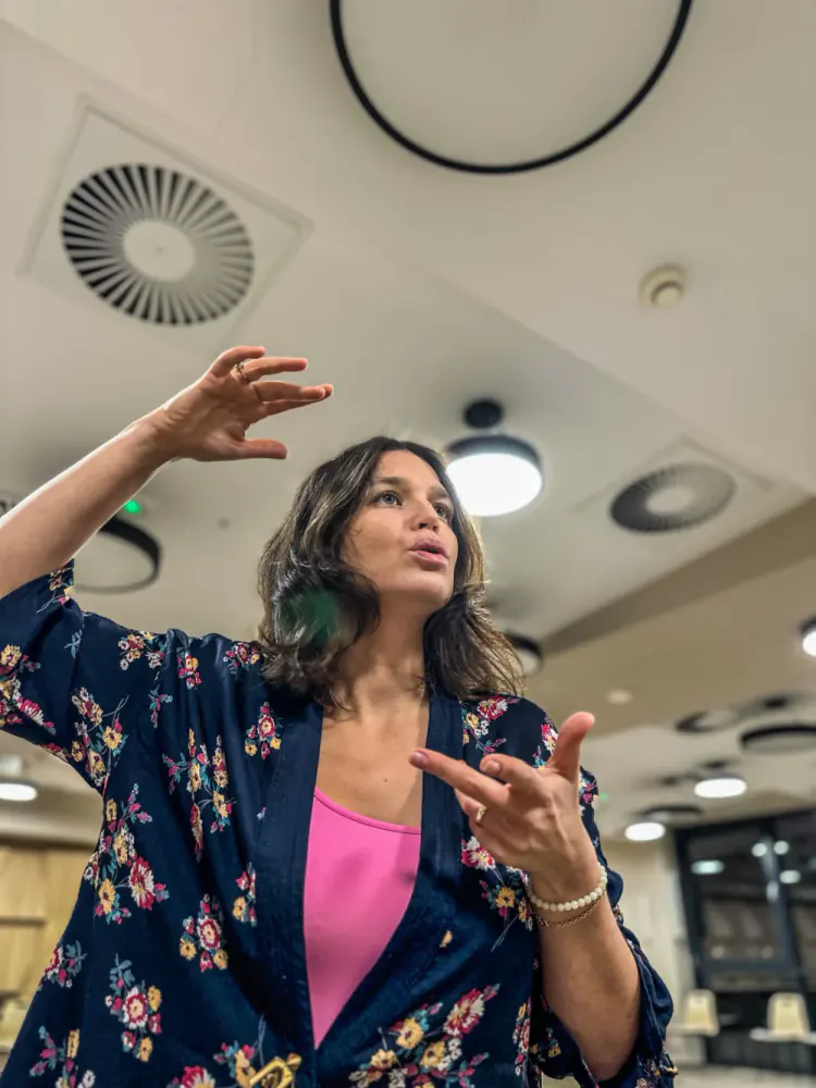 Aleksandra Utracka-Skoczeń podczas pracy z głosem
